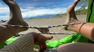 bebes me vine a la playa a masturbarme y un chico me estaba grabando