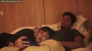 Mi hermanastra notas mis perversas intenciones de follarle la garganta y ella se deja &lpar;casi nos descubren&rpar;