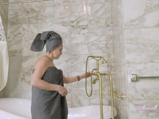 Gerda Gets Naughty in the Bath