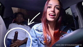 Mulher motorista de APP pega passageiro se masturbando por trás&excl;