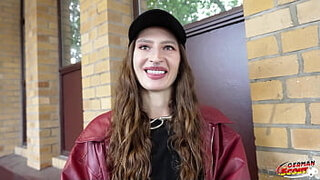 Encuentro a mi hermanastro masturbandose por mí y me termina follando hasta hacerme correr