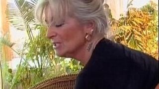 Nonna  matura vogliosa di cazzo giovane - granny hot cock