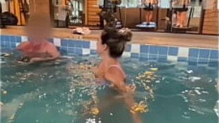 Seduzi o Hóspede Dotado Na Piscina Do Hotel&comma; Levei Pro Meu Quarto Pra Me Foder Na Frente Do Corno e Gozar Na Minha Boca - COMPLETO NO RED