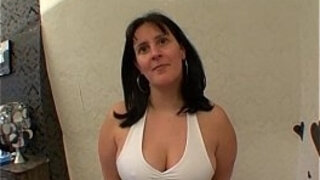 Une grosse chienne qu'on a envie de baiser sur un coin de table ! Elle éjacu