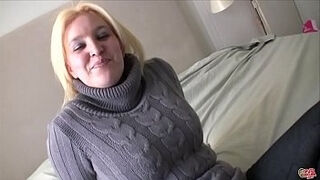 La vecina gordita me enseña sus tetas enormes y su culazo