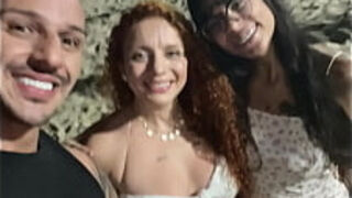 Eu e minha mulher conhecemos uma ruivinha no ano novo de Copacabana e chamamos ela pra um ménage.