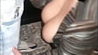 Dogging en Valencia. Un extraño se acerca a nuestro coche mientras mi esposa me está haciendo una mamada y acabamos follandola entre los