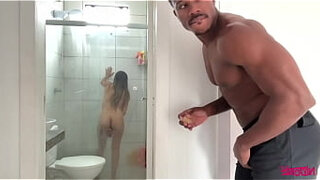 MEU PADRASTO SAFADO ME PEGOU NO FLAGRA BATENDO UMA E ME COMEU NO BANHO &lpar;Completo no Sheer e Red&rpar;
