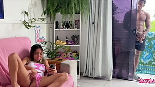 MEU PADRASTO ME PEGOU BATENDO UMA E ME FEZ GOZAR ATÉ ELE JORRAR LEITE NA MINHA BUCETINHA &lpar;Completo no Sheer e Red&rpar;