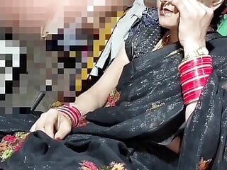 Indian Beutifull bhabhi Pissing black saree blouse