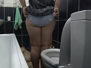 A mature milf with a thick big ass pisses on the toilet and wipes her hairy pussy with toilet paper. PAWG. ASMR. Home.
