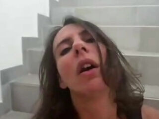 elle se masturbe face a son mec dans l escalier