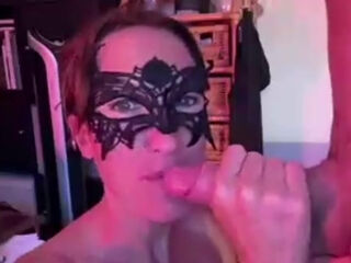 sa maitresse porte un masque en le suçant