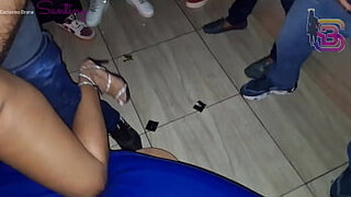 Corno deixa esposa andar sozinha no swing e ela volta arrombada por vários pau grande e grosso