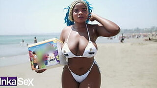 Angela colombiana ébano latina de enorme culo y grandes tetas es pillada en la playa por joven blanco de pene rosado