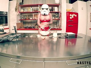 Stormtrooper try to coocking but squirt on the kitchen