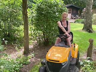 You Must See This! Mowing the Lawn While Sucking Dick with Sluttyshanna