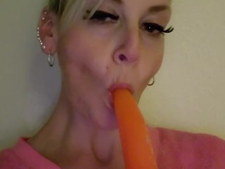 'CHUBBY THICK MILF GILF AMATEUR PORN STAR  HOUSEWIFE HUMPINHANNAH  GIVES POPSICLE  A PROPER BLOWJOB '
