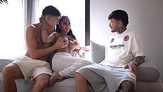 MI MARIDO ME COMPARTE CON EL CASERO PARA QUE NO NOS ECHE DE CASA SEXO ANAL- YASMINA KHAN