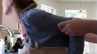 Sorprendiendo a mi esposa en el lavaplatos