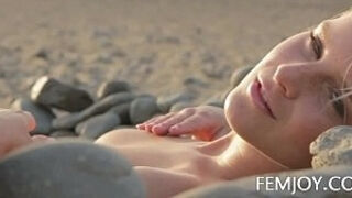 Nude Art C Cup Teen Marry Queen On The Beach